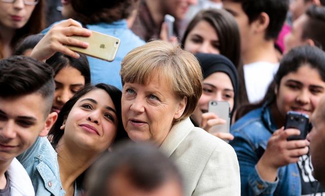 Một sinh viên chụp ảnh “tự sướng” với Thủ tướng Đức Angela Merkel ở thành phố Berlin.