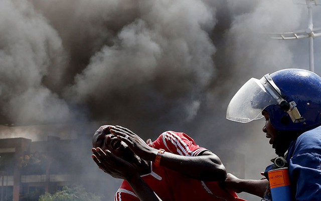 Người biểu tình la hét sau khi bị cảnh sát bắt giữ tại thành phố Bujumbura, Burundi.