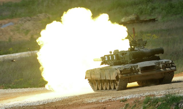 Xe tăng T-80 của quân đội Nga phô diễn hỏa lực tại diễn đàn kỹ thuật quân sự quốc tế 2015 ở vùng Moscow.