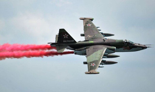 Máy bay chiến đấu Su-25 của Không quân Nga biểu diễn đẹp mắt.