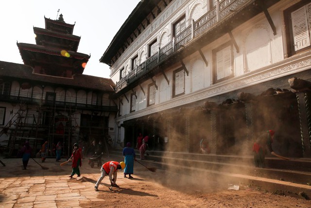 Công nhân quét dọn quảng trường Durbar ở Kathmandu, Nepal.