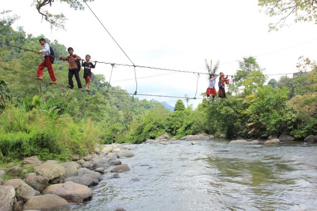 Học sinh phải đu dây vượt sông tới trường học tại ngôi làng Langgai ở West Sumatra, Indonesia.