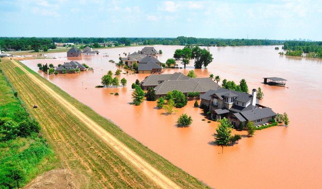 Các ngôi nhà ngập trong nước lũ tại thành phố Bossier, bang Louisiana, Mỹ.
