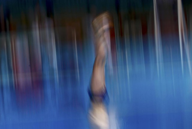Vận động viên Artisom Barouski của Belarus tham dự phần thi nhảy cầu 10m tại Đại hội thể thao châu Âu được tổ chức ở Baku, Azerbaijan.