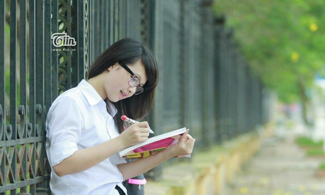 Từng là học sinh cũ của trường, nay lại trở về trường công tác, Hồng Nhung nhận được nhiều sự quan tâm, giúp đỡ của tất cả các thầy cô giáo trong trường. Đặc biệt là từ người bố mà cô rất mực kính yêu.