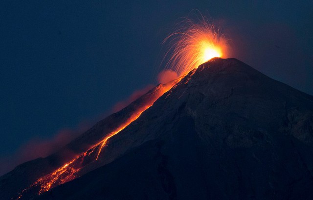 Dung nham phun trào từ miệng núi lửa Volcan de Fuego ở San Juan Alotenango, Guatemala.