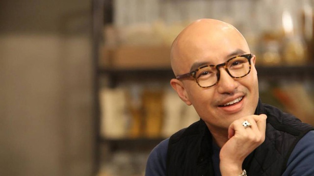 Hong Suk Chun bị trục xuất khỏi làng giải trí vì công khai đồng tính.