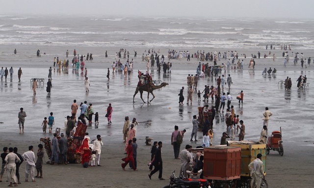 Mọi người tập trung trên bãi biển trong một ngày nắng nóng ở Karachi, Pakistan.