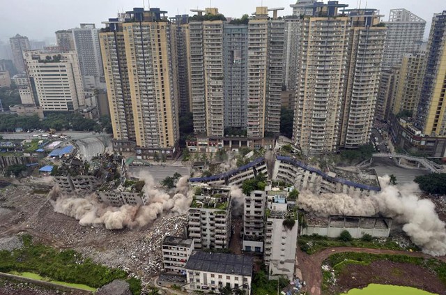 Các tòa nhà và khu phố dân cư cũ bị bỏ hoang và hiện đang phá vỡ bằng mìn ở thành phố Trùng Khánh vào ngày 16/6/2015.