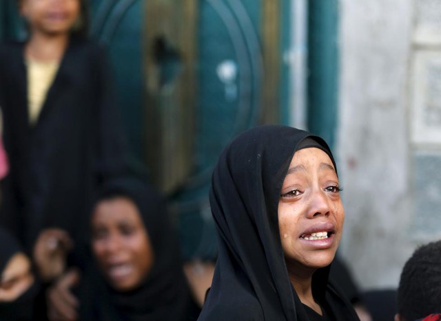 Bé gái khóc sau khi cha của cô thiệt mạng trong cuộc không kích do liên quân Ả-rập đứng đầu nhằm vào thủ đô Sanaa, Yemen.