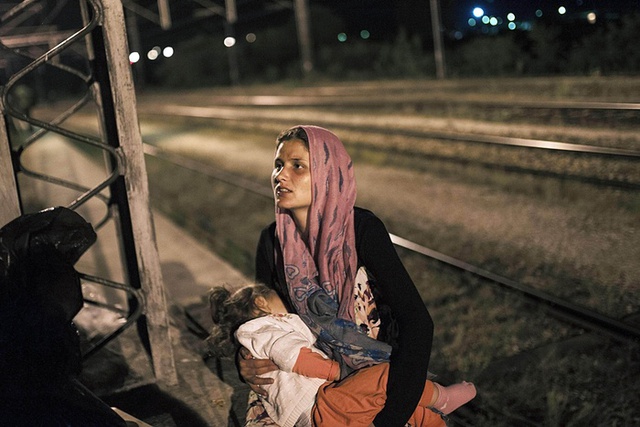 Người phụ nữ nhập cư bế con nhỏ tại một nhà ga ở cửa khẩu Tabanovce giữa Macedonia và Serbia.