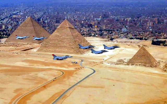 Dàn máy bay chiến đấu Rafael bay trên các kim tự tháp ở ngoại ô thành phố Cairo, Ai Cập.