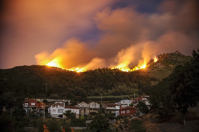 Cháy rừng lan sát khu dân cư gần thành phố Untes, Tây Ban Nha.
