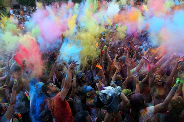 Người dân vui chơi ném bột màu vào nhau trong lễ hội sắc màu tại thành phố Madrid, Tây Ban Nha.