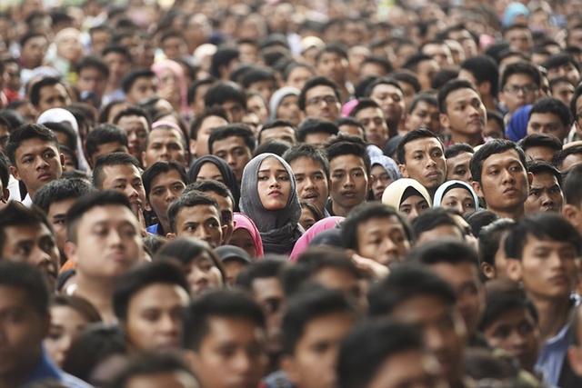 Hơn 10.000 người lao động tham dự hội chợ việc làm tại sân vận động Gelora Bung Karno ở Jakarta, Indonesia.