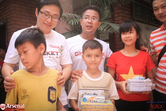 Không chỉ đến Đà Nẵng tổ chức giải bóng đá, fan Arsenal tại Việt Nam còn đi làm từ thiện ở làng trẻ em SOS.