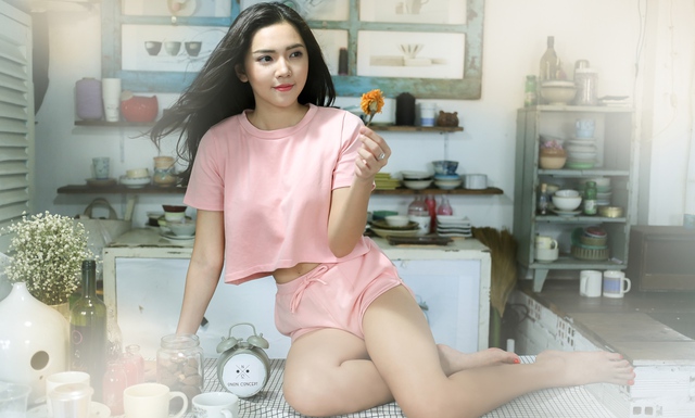 Tuy nhiên không thể phủ nhận được cô nàng vẫn rất hợp với phong cách vintage, nữ tính.