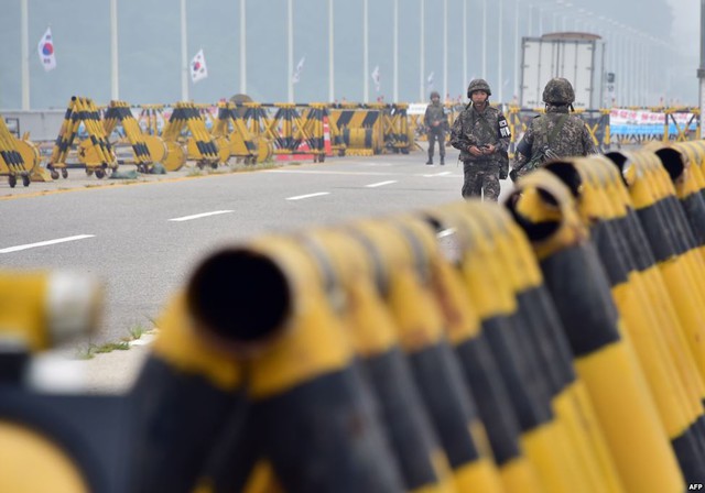Binh sĩ Hàn Quốc canh gác tại trạm kiểm soát trên đường dẫn tới khu công nghiệp Kaesong ở Triều Tiên.