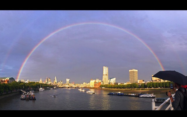 Cầu vồng xuất hiện sau trận mưa ngắn trên sông Thames ở thành phố London, Anh.