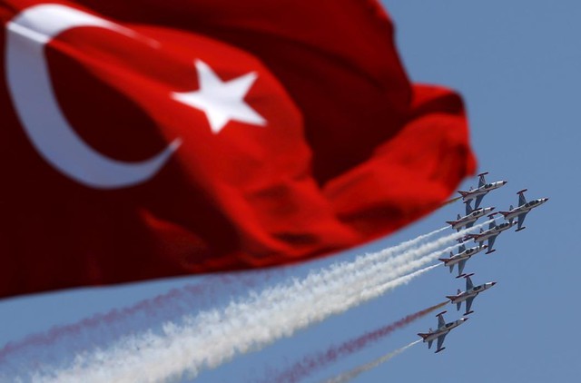 Phi đội Ngôi sao của Không quân Thổ Nhĩ Kỳ trình diễn bay đội hình trong lễ duyệt binh mừng ngày quốc khánh ở thủ đô Ankara.
