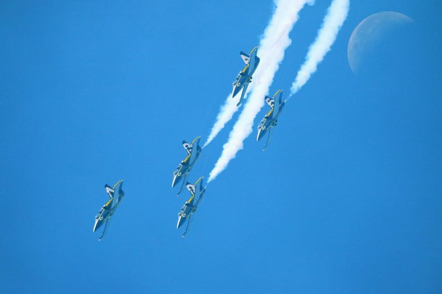 Phi đội Breitling của Không quân Canada trình diễn bay đội hình tại triển lãm hàng không quốc tế ở thành phố Toronto.