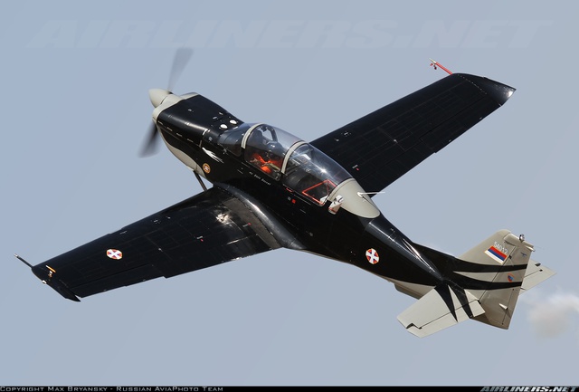 Lasta-95 là một máy bay huấn luyện 2 chỗ ngồi song song, cánh thấp