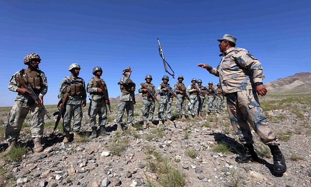 Cảnh sát biên giới Afghanistan tham gia vào một cuộc tập trận quân sự ở ngoại ô Herat.