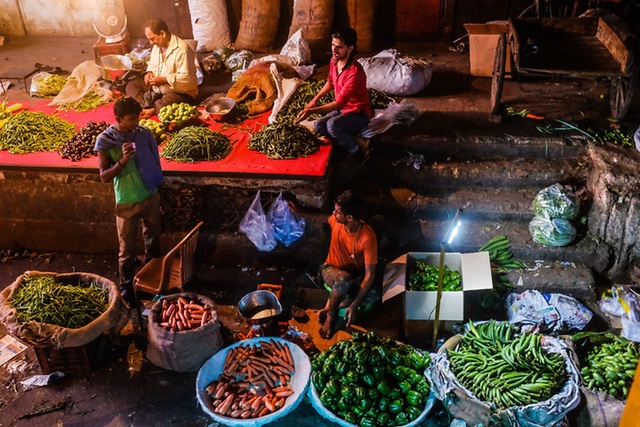 Những người bán rau quả tại một khu chợ ở New Delhi, Ấn Độ.