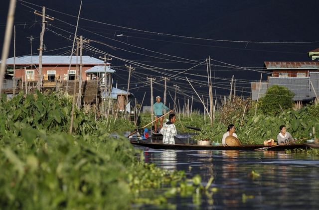 Mọi người di chuyển bằng thuyền trên hồ Inle tại bang Shan, Myanmar.