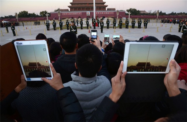 
Du khách dùng Smartphone chụp lại khoảnh khắc lễ hạ cờ ở Quảng trường Thiên An Môn, Bắc Kinh.
