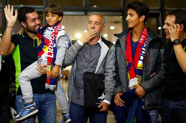 
Anh Osama Abdul Mohsen (giữa) cùng con trai được chào đón tại nhà ga Barcelona. (Ảhh: AP)
