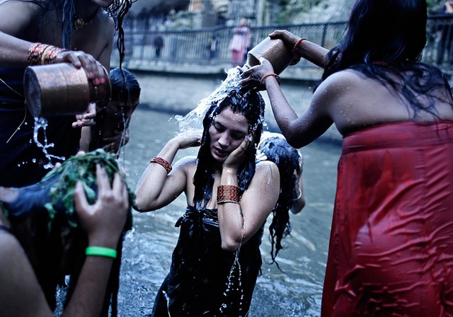 
Phụ nữ Nepal tắm theo cách truyền thống trong dịp lễ hội Rishi Panchami ở thành phố Kathmandu.
