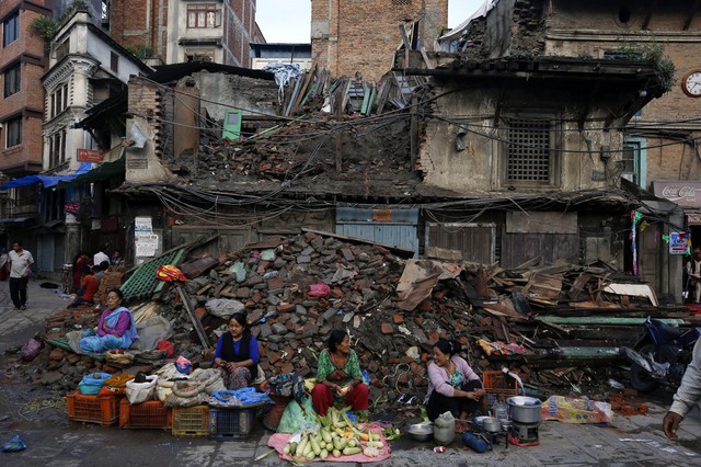 Những tiểu thương buôn bán cạnh những đống gạch vỡ ở Kathmandu, Nepal.