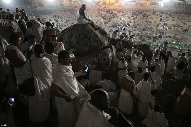 
Các tín đồ tụ họp tại Muzdalifah để gom góp sỏi đá chuẩn bị cho lễ ném sỏi hôm sau. Ảnh: AP
