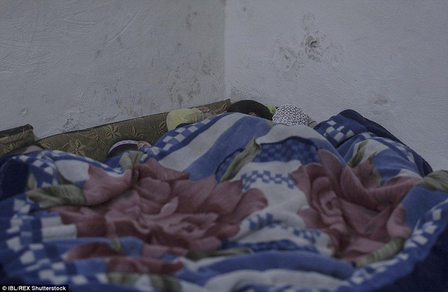 
Một bà mẹ người Syria nằm ngủ với ba đứa con nhỏ tại một trại tị nạn ở Majdal Anjar, Li Băng. Chồng của cô đã mất tích sau khi bị bắt cóc.
