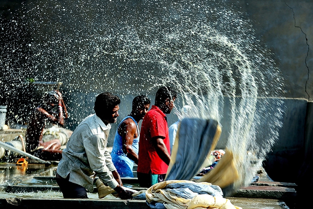 Các công nhân giặt quần áo tại hồ nước Dhobi Ghat ở Bhopal, Ấn Độ.