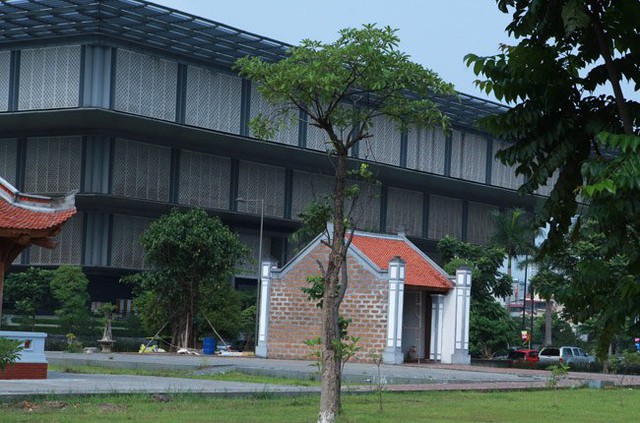 Ông Nguyễn Tiến Đà, Giám đốc Bảo tàng Hà Nội cho rằng, những công trình này có khoảng cách đủ xa đối với công trình nhà bảo tàng, tránh được sự “tranh chấp” với phong cách kiến trúc của tòa nhà.
