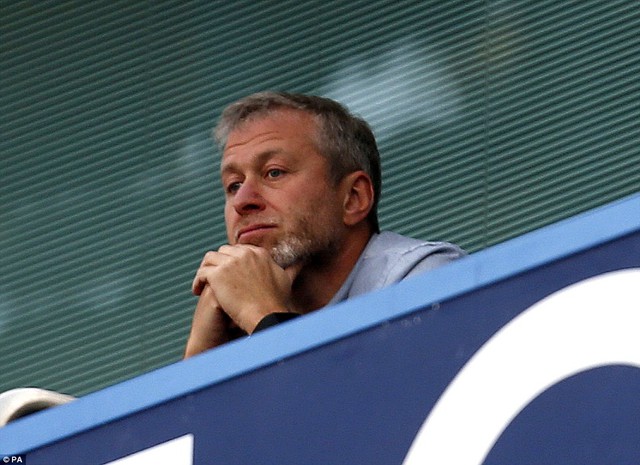 
Ông chủ Abramovich thất vọng trên khán đài.
