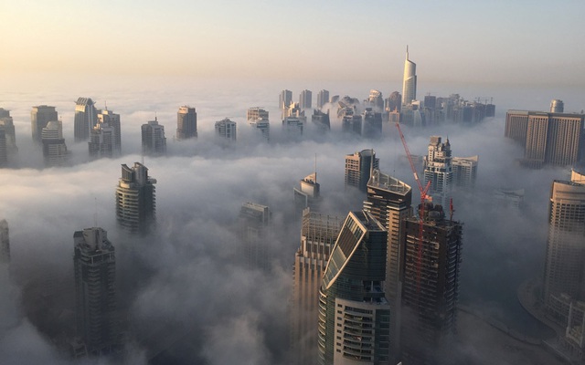 
Những tòa nhà cao tầng nhấp nhô giữa màn sương sớm tại thành phố Dubai.
