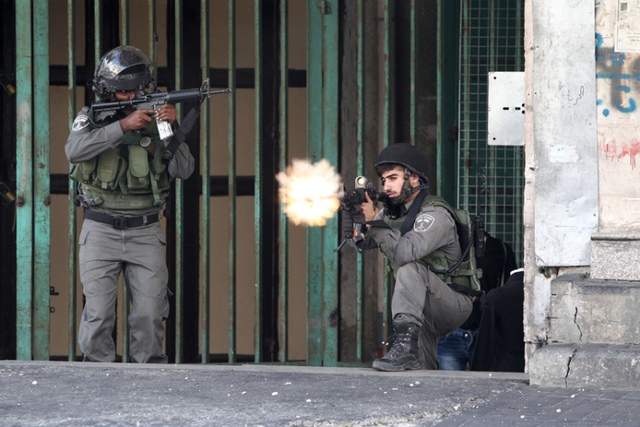 Cảnh sát biên giới Israel bắn đạn cao su nhằm vào những người biểu tình Palestine tại thị trấn Hebron, Bờ Tây.