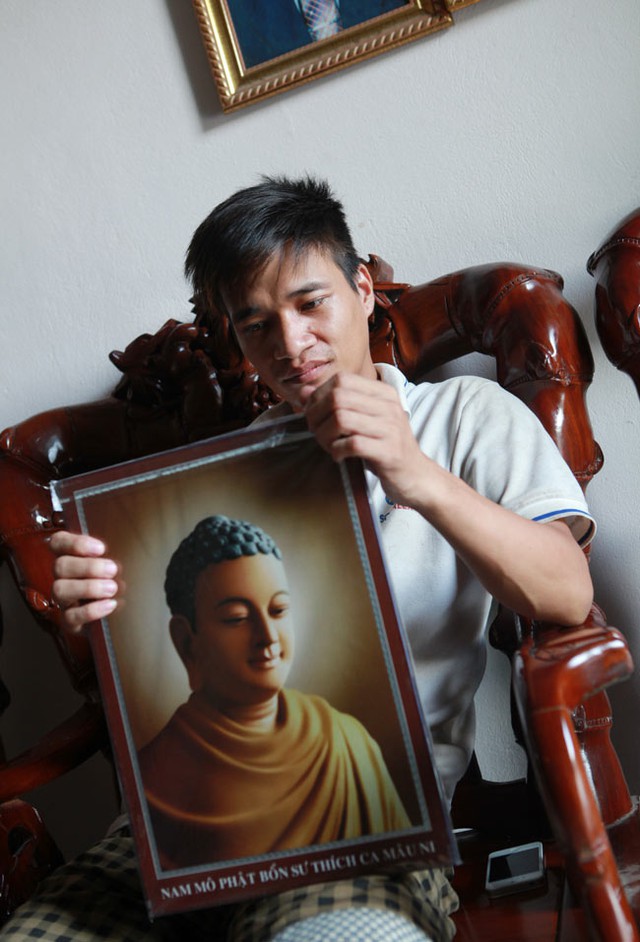 
Lệ Rơi được một người anh - người bạn thân thiết tặng bức tranh Phật, mong gia đình sớm vượt qua biến cố
