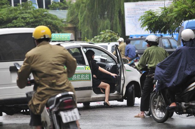 
Thay vì đi xe ôm, người dân thường lựa chọn đi taxi để tránh mưa và gió lạnh.
