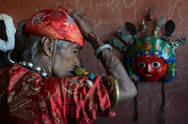 Người đàn ông chuẩn bị cho lễ hội Shikali Jatra ở Khokana, Nepal.