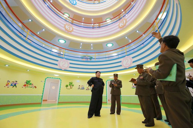 Nhà lãnh đạo Triều Tiên Kim Jong-un thăm toà nhà dành cho trẻ mồ côi, cơ nhỡ Wonsan vừa được xây dựng ở Bình Nhưỡng.