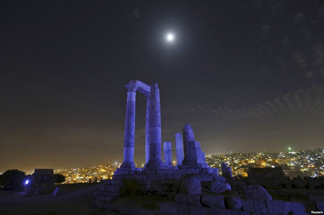 Ngôi đền nổi tiếng Hercules ở Jordan được chiếu ánh sáng xanh để kỷ niệm 70 năm thành lập Liên Hợp Quốc.