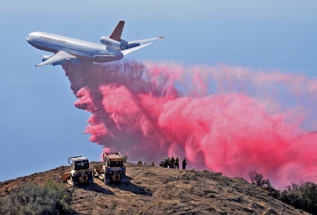 Máy bay DC-10 thả chất ngăn cháy xuống một đám cháy rừng gần thành phố Santa Barbara, California, Mỹ.