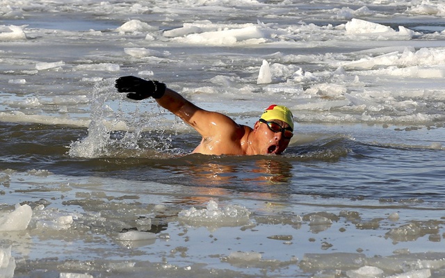 Người đàn ông bơi trong nước lạnh trên sông Amur ở thành phố Hắc Hà, tỉnh Hắc Long Giang, Trung Quốc.