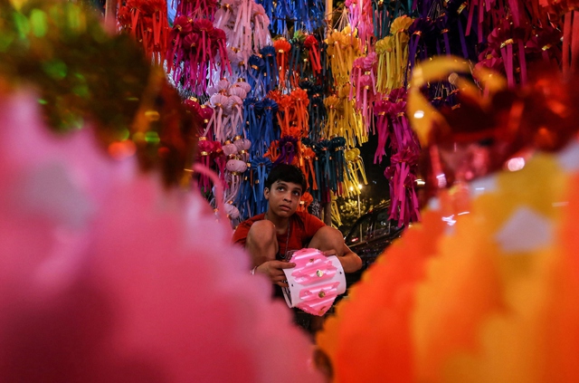 Cậu bé làm đèn lồng để bán trong dịp lễ hội Diwali ở Mumbai, Ấn Độ.