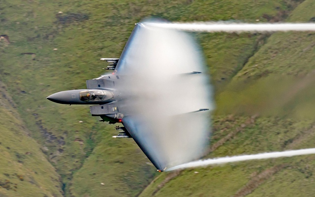 Chiến đấu cơ F-15 của Không quân Hoàng gia Anh tạo ra đám mây hơi nước khi bay qua một thung lũng ở Snowdonia, Xứ Wales.
