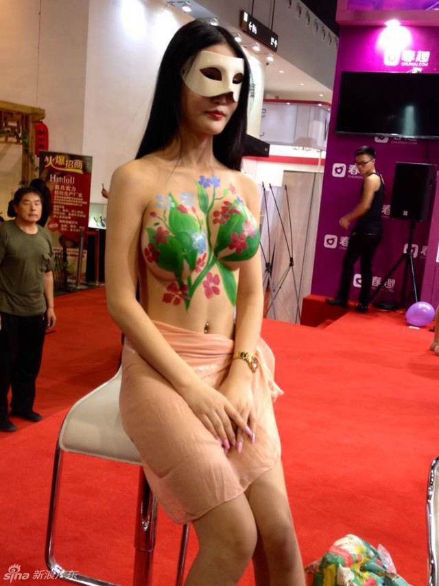 
Một người mẫu tham gia triển lãm văn hóa tình dục Quảng Châu.
